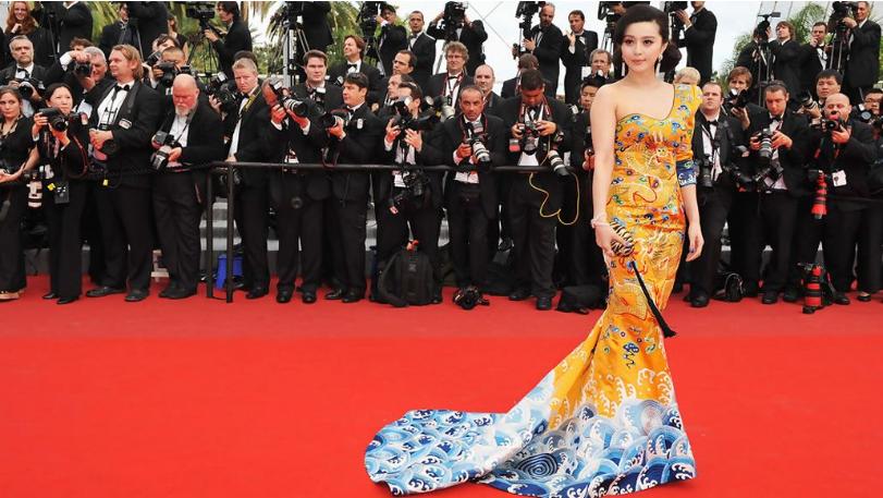 戛纳经典红毯照vs辣眼睛照!网友:甚至有点怀念范冰冰和张馨予