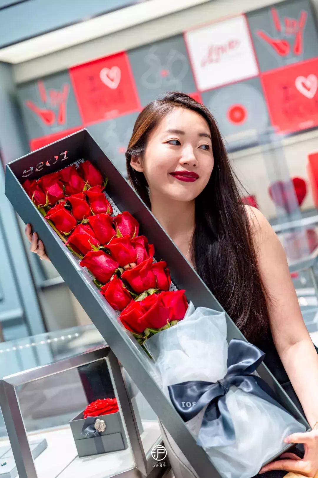 被“佟年”捧在手心的七夕礼物，藏在魔都真爱地标里