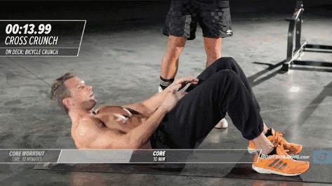 *辱侮**中国肌肉男的身材？网友：呸，你不配