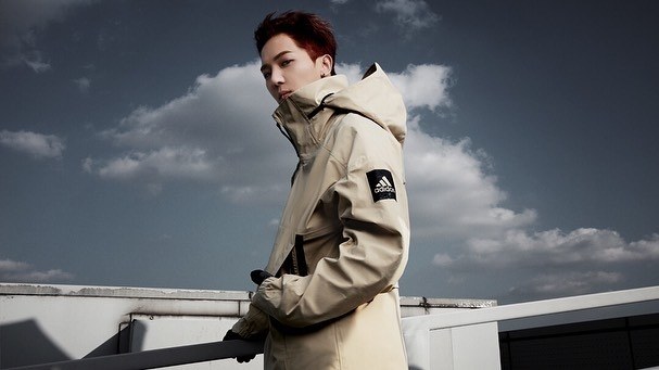 lisaadidas同款上衣,lisa穿搭红色耐克高帮