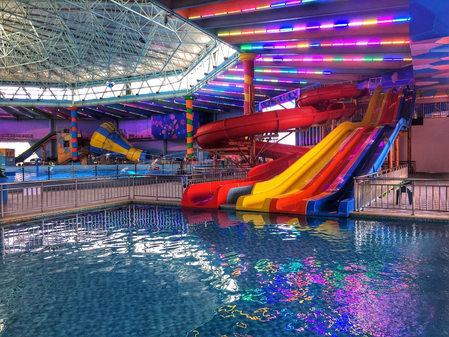 欢乐湾温泉水世界,沉浸式泡温泉水酷汤泉