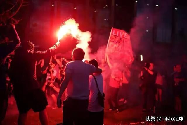 利物浦夺英超冠军，渣叔是司令，萨拉赫是*弹核**，马内是火箭炮
