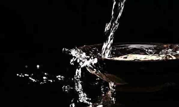 刚出锅的纯粮酒能喝吗,刚出厂的新酒能喝么