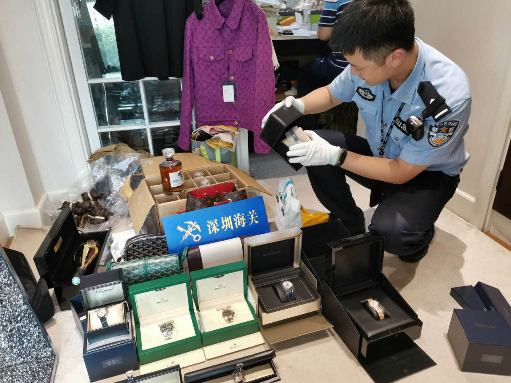 以海外代购为名疯狂走私奢侈品,举报海外代购贩卖奢侈品