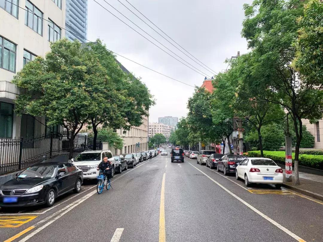 在南京月薪1W，我却停不起车