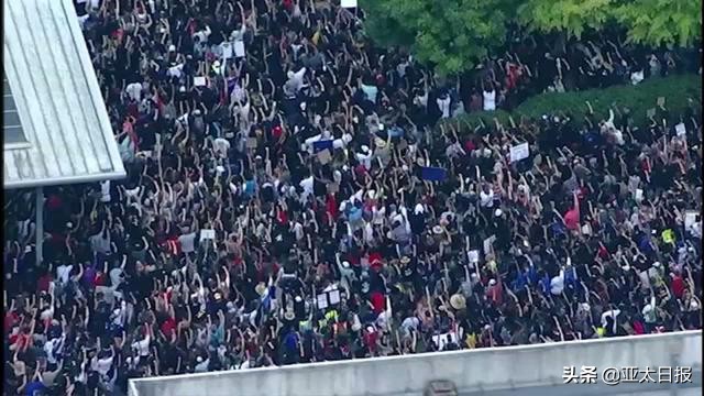 美国社交名媛因身边坐着黑人女性就报警，还说自己不是种族主义者