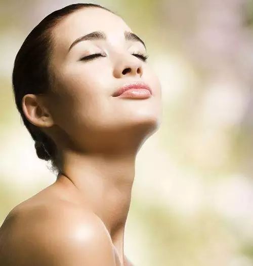 如何在家一分不花让皮肤又白又嫩,如何低成本使皮肤显白
