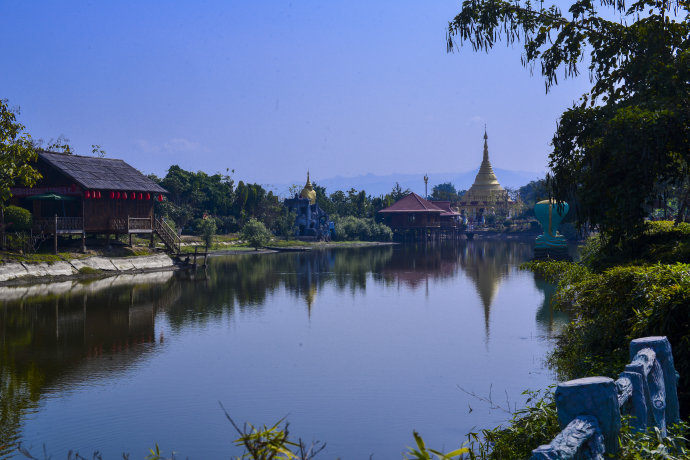 瑞丽中缅村一寨两国,云南德宏瑞丽一寨两国翡翠