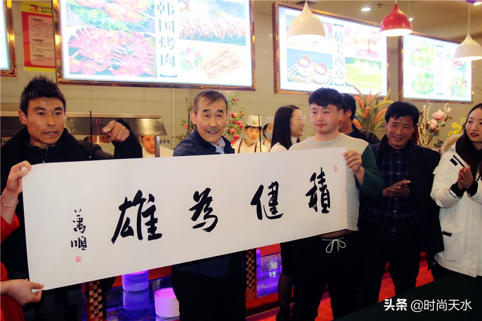 天水“轮胎哥”出发*藏西**,金龙大酒店携媒体、粉丝送上祝愿