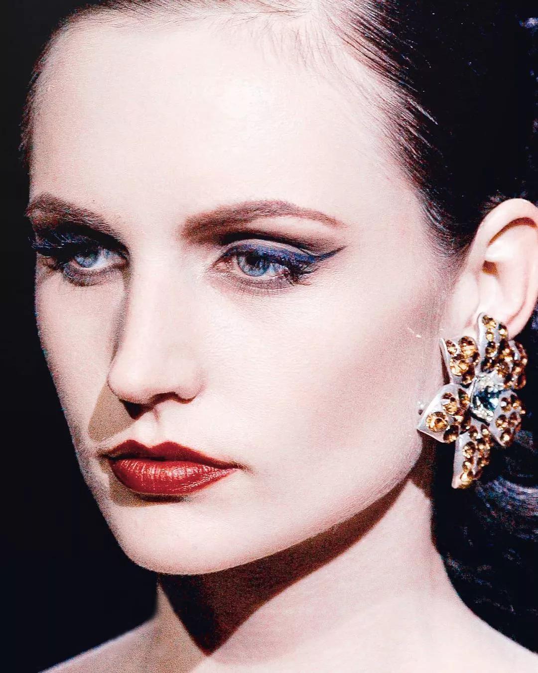 女明星红毯造型少不了它？网友：论优雅，还得是Armani的设计