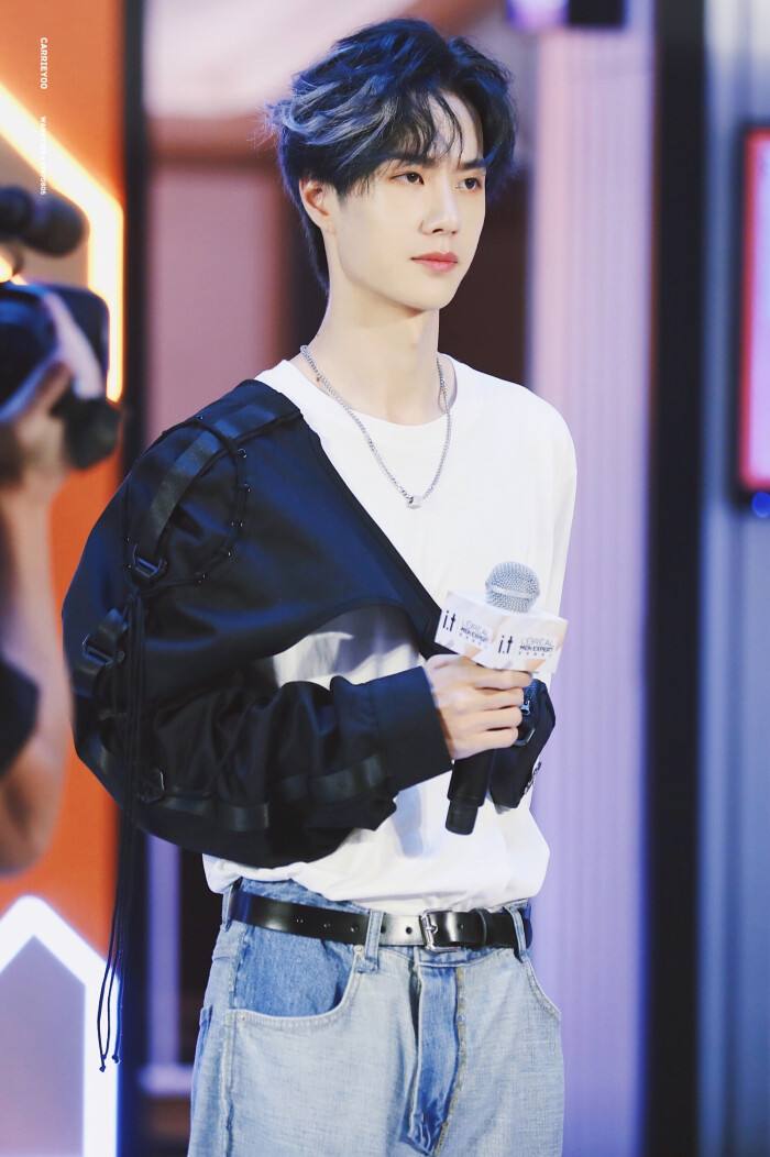 肖战蔡徐坤王一博朱一龙参加活动,19年星光大赏蔡徐坤肖战同台