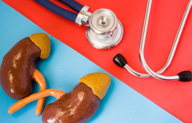 无缘无故的脚肿了怎么回事,女人35岁无缘无故脚肿了怎么回事