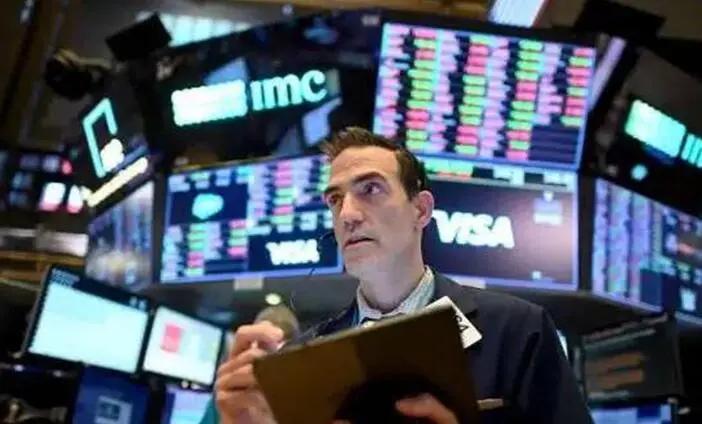 「12.2新闻速递」浸大学生会会长方仲贤被捕；《我和僵尸有个约会》重启；澳门11月*彩博**收入下挫七成