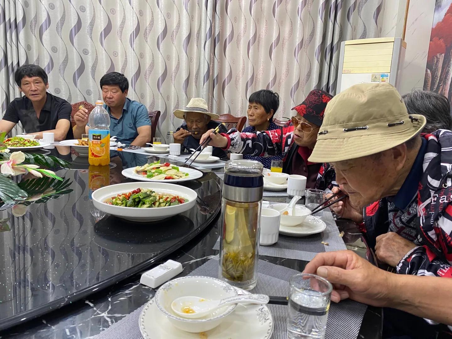 带着父母去远行的视频,带着86岁的老父亲老母亲四川之旅