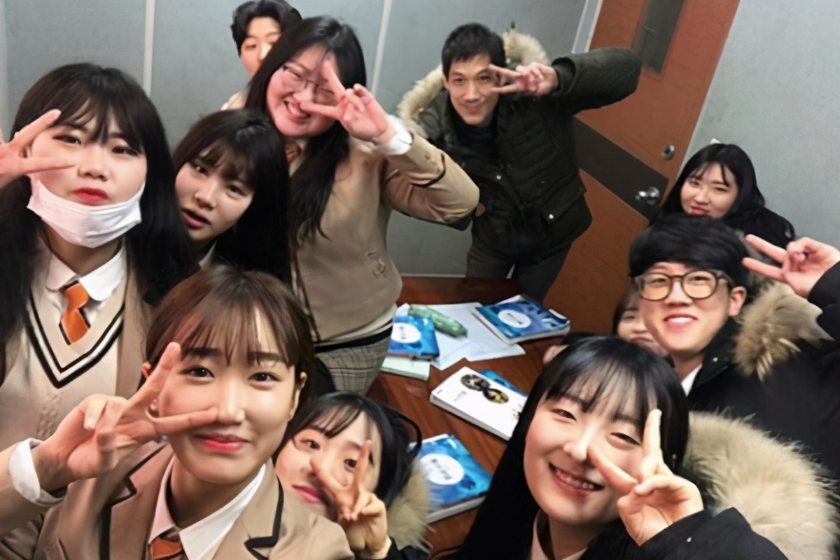 看韩国大学的校服日常,韩国学生看我们中国的校园校服