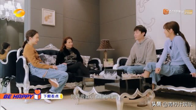 同回到娘家，林允爸妈做13道菜给女儿吃，王鸥和母亲坐姿显生疏