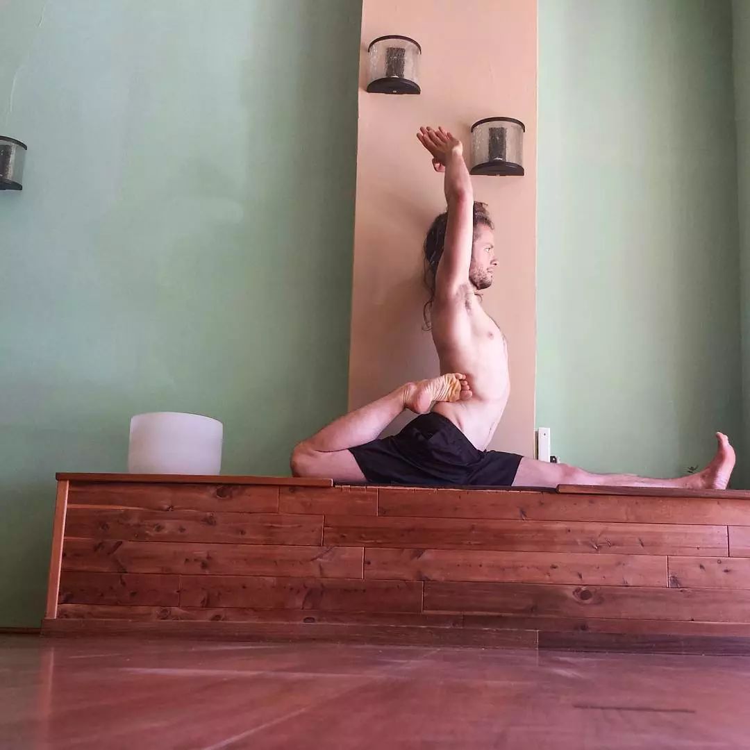 把厚外套穿了个遍,还是冻手冻脚,还差这些体式让身体“热”起来