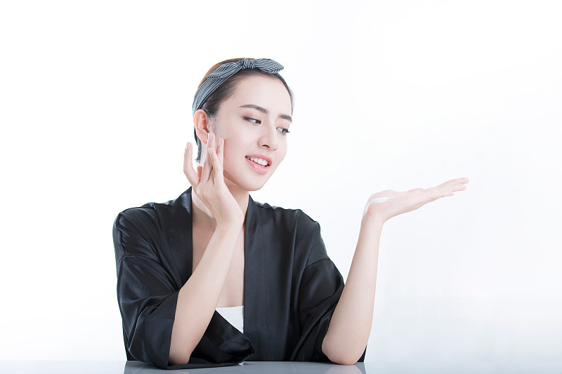 皮肤变光滑的小块是怎么回事,男生的皮肤怎样才能变光滑