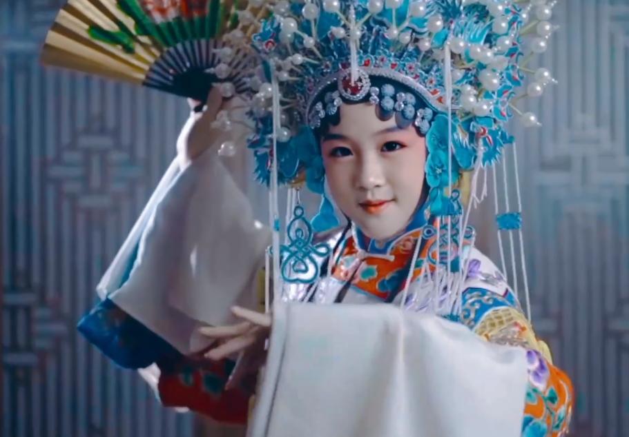 12岁星二代贝儿晒京剧扮相，一颦一笑充满韵味，网友：妩媚的陆毅