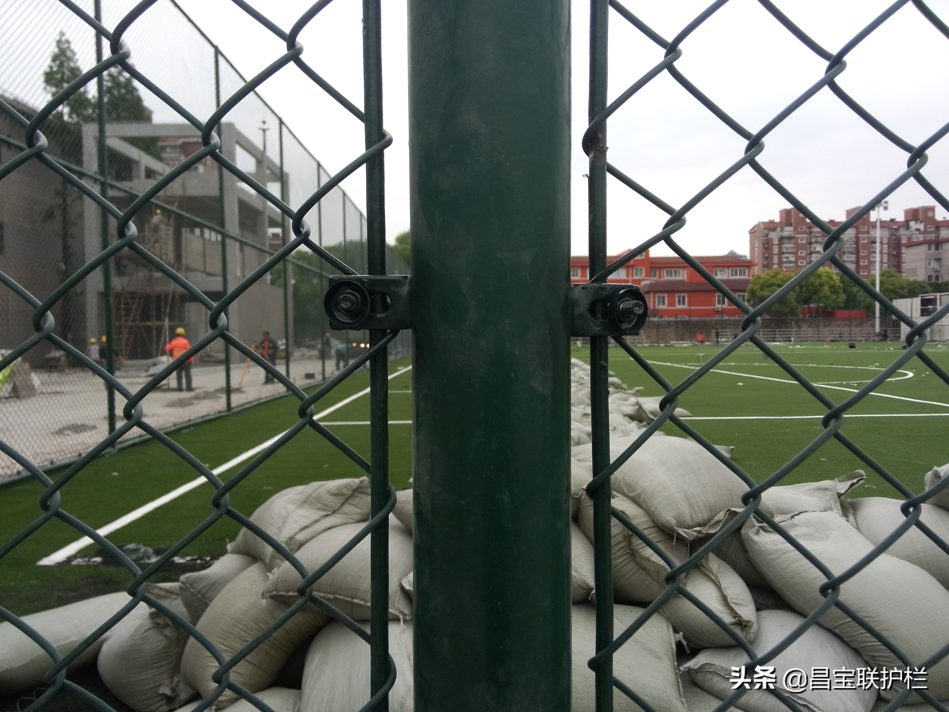 浸塑勾花网护栏安装,勾花护栏网施工