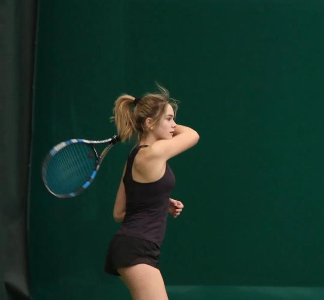 这位网球妹妹才是“发育过猛”,15岁身高172,看清全身照