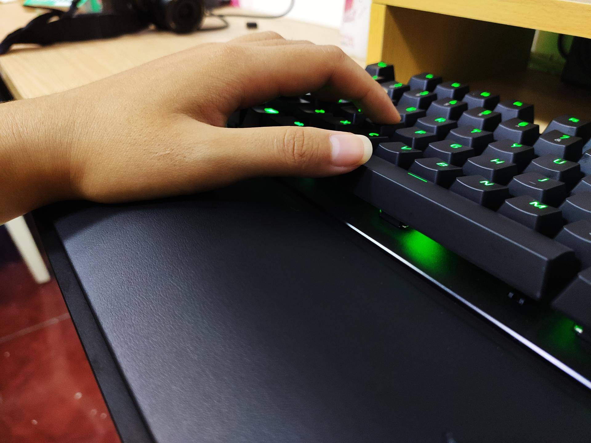 雷蛇1000多块钱的键盘真的好用吗,雷蛇机械键盘值得入手吗