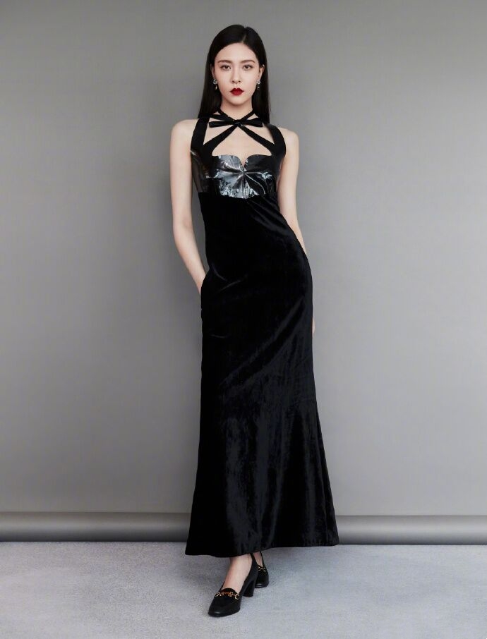交叉绑带上衣宋妍霏同款 (宋妍霏黑色长裙造型照片)