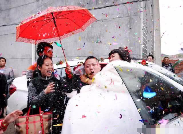 婚车遇丧车谁先走,婚车遇出殡车怎么办