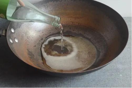 铁锅怎样不生锈妙招,民间妙招铁锅生锈咋办