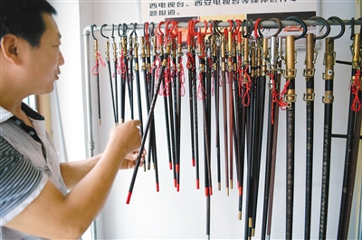 坚守老铺的秦渡街道木杆秤传承人——一把木杆秤计量传统文化之重