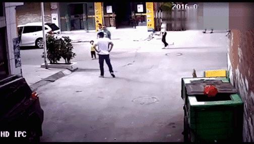 乞丐街头行乞认出妈妈,五年后街头乞讨认出妈妈