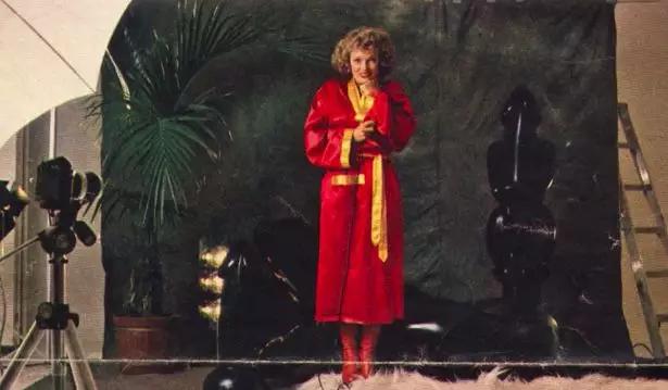 充斥着嗑炮、*艳猎**的外网直播，是情色产业最不起眼的一环