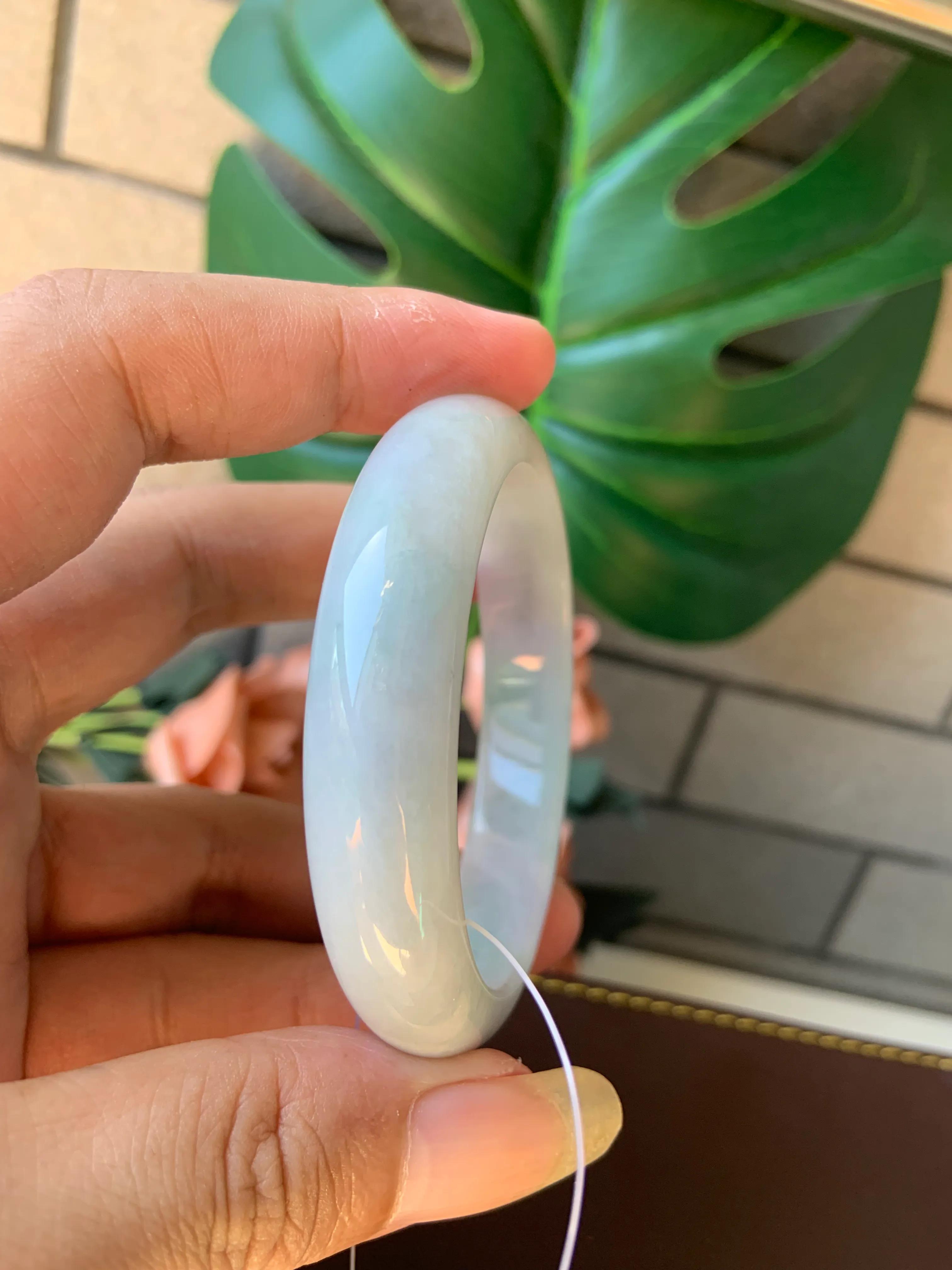 糯化种翡翠手镯有裂什么价格,糯化种戴黄翡手镯大概多少钱