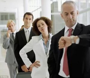 人类已经不能阻止懒人:代驾、代购,连代人排队都火起来了……