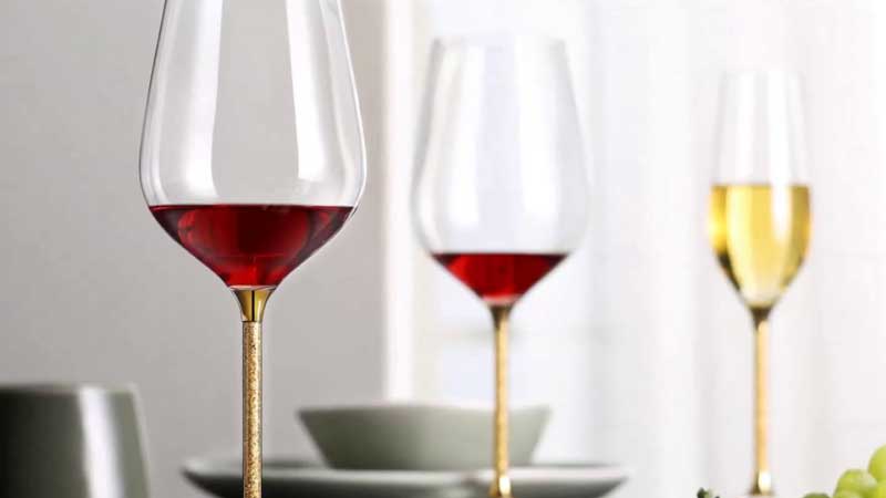 葡萄酒酒杯的正确拿法,喝葡萄酒用什么杯子最漂亮