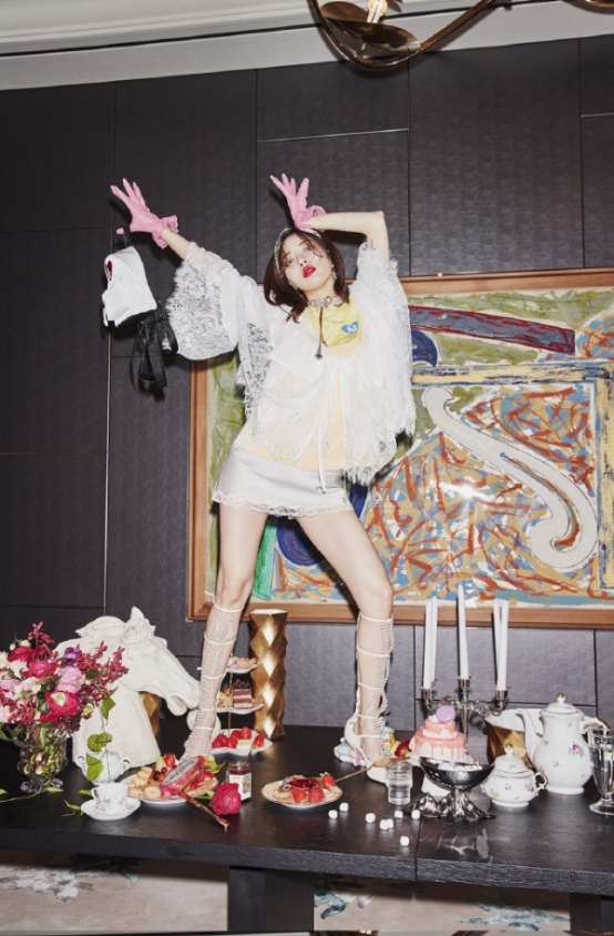 泫雅拍摄MLB新画报，复古元素一个不少超惊艳，红唇性感十足