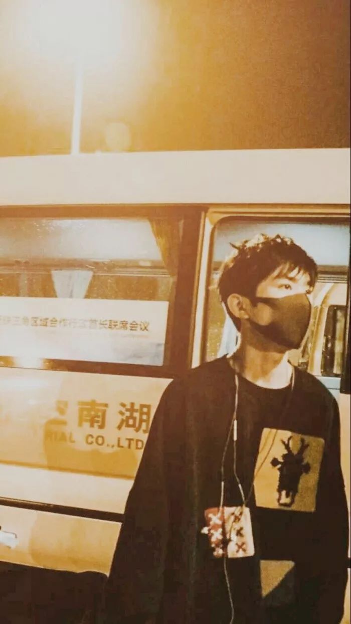 易烊千玺从小鲜肉到晋升影帝,易烊千玺的流量惊呆老前辈