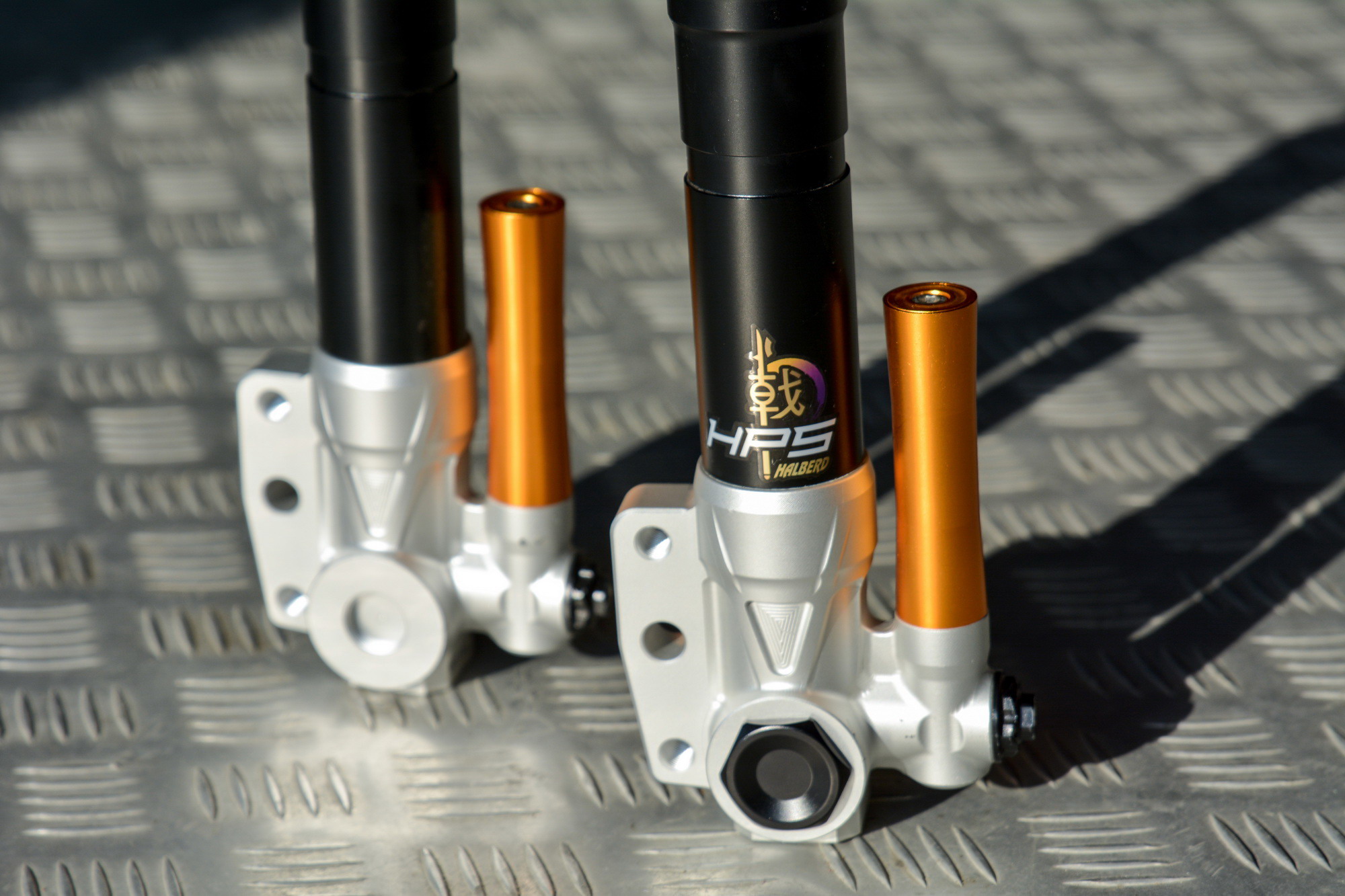 提高了稳定性与舒适度!野蛮公牛HPS前叉、XPS后减震