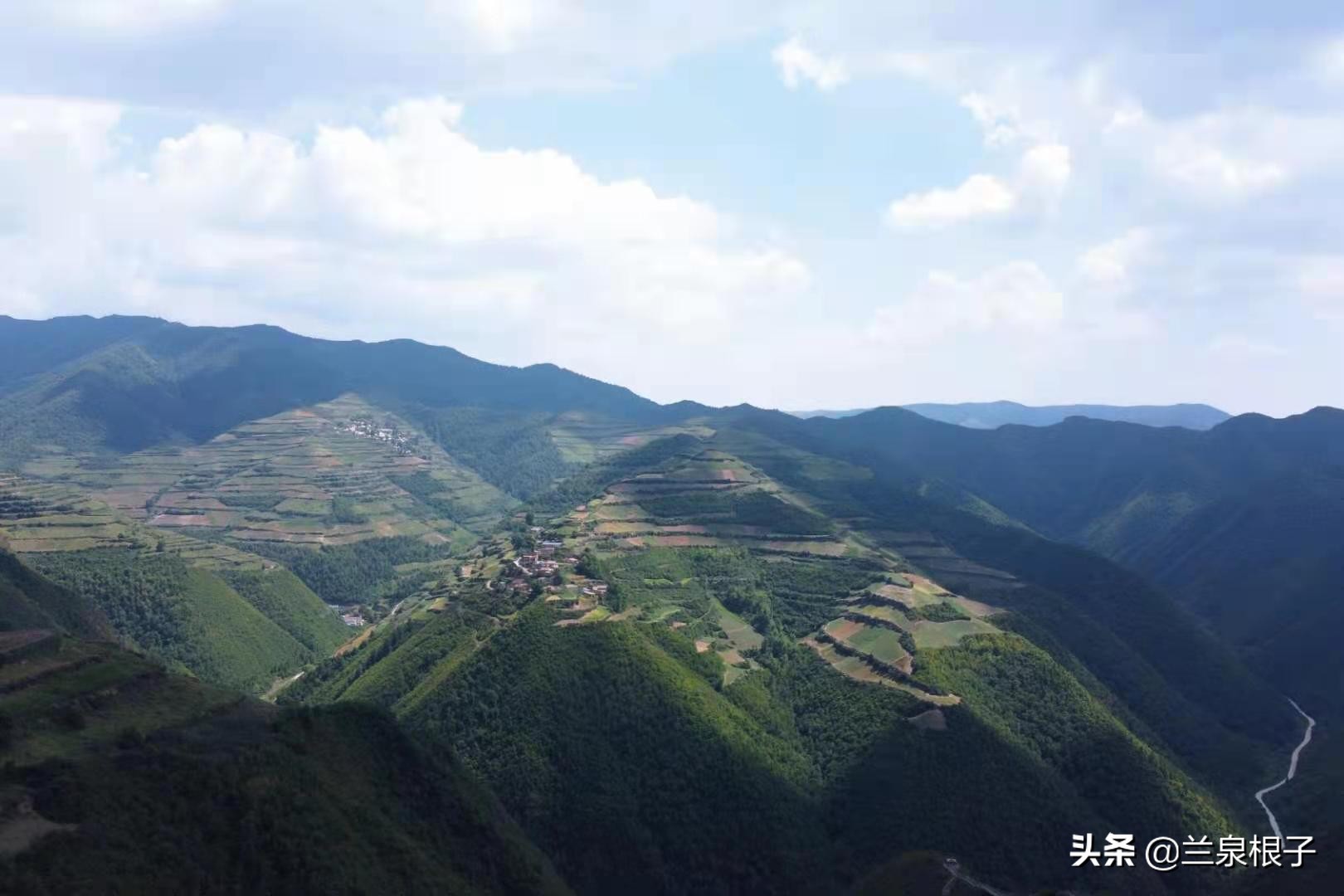 兰州南部大山深处山脊线上的美丽原野乡村沟对巴