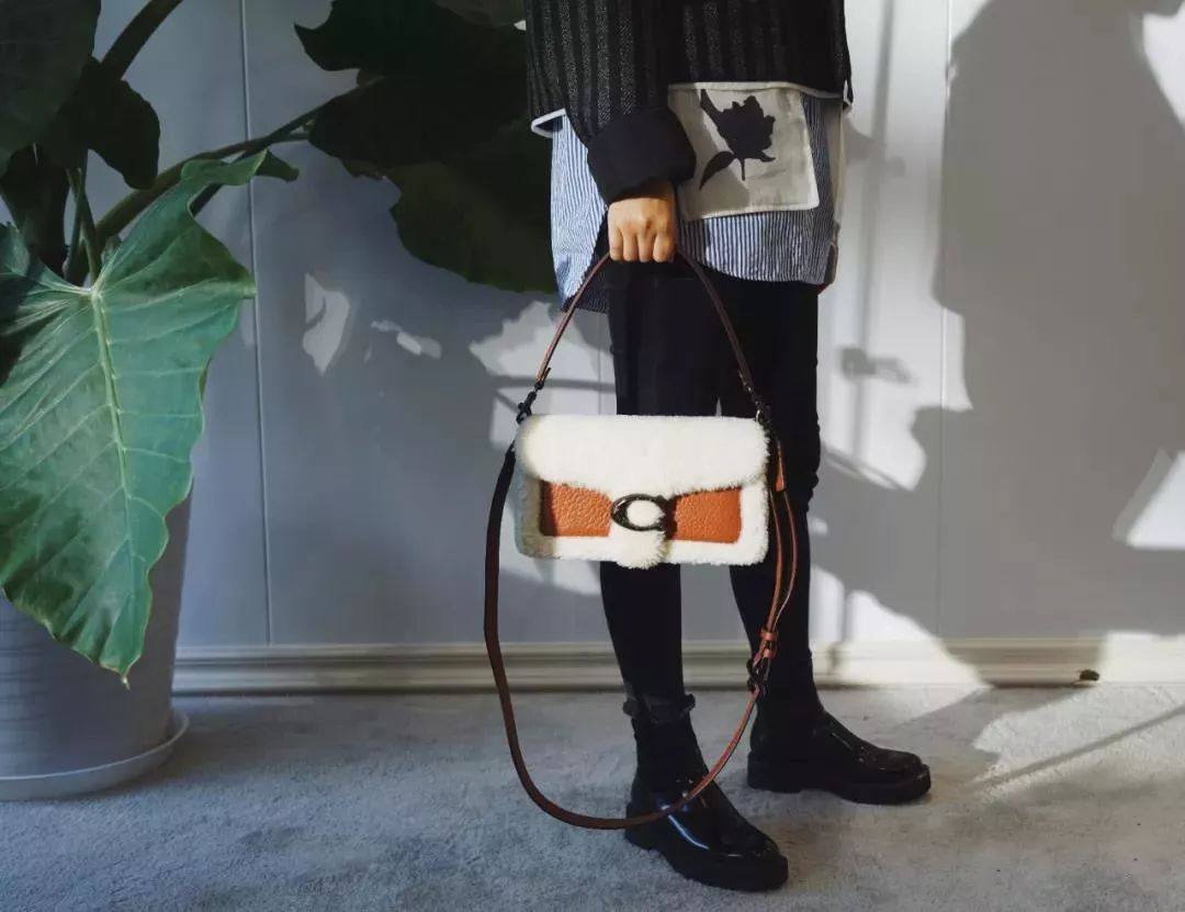 冬天必备款毛毛包 (毛毛包穿搭)