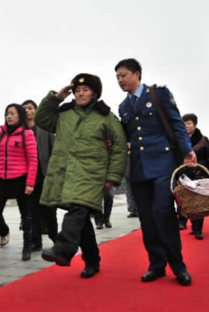 八旬老农带女儿进城看病，老伴不小心说漏嘴，才知是毛主席警卫员