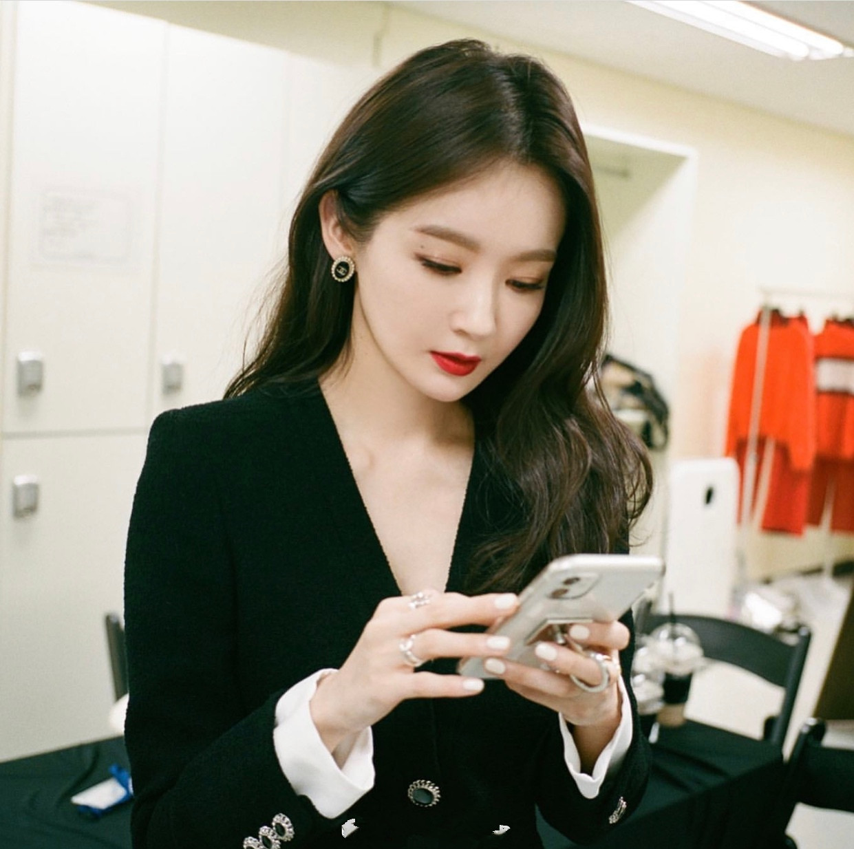 韩国“白富美歌手”姜敏京，人美歌甜还会穿，皮肤白成一道光