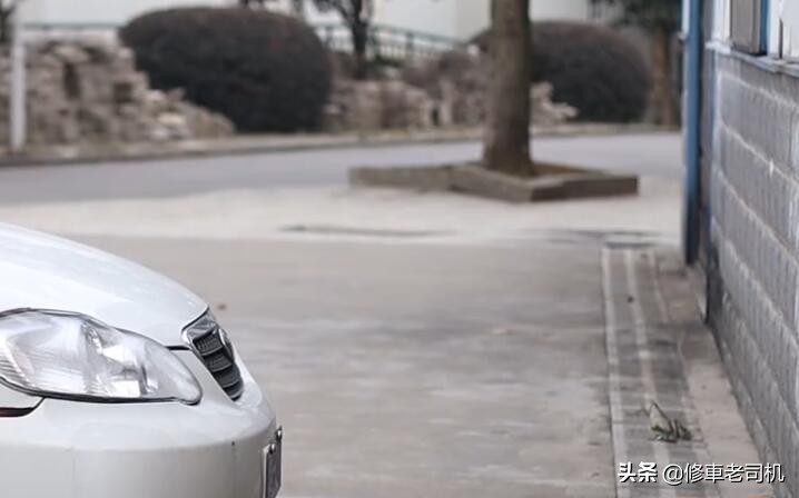 怎么看车头离墙距离,车头距离判断驾驶技巧