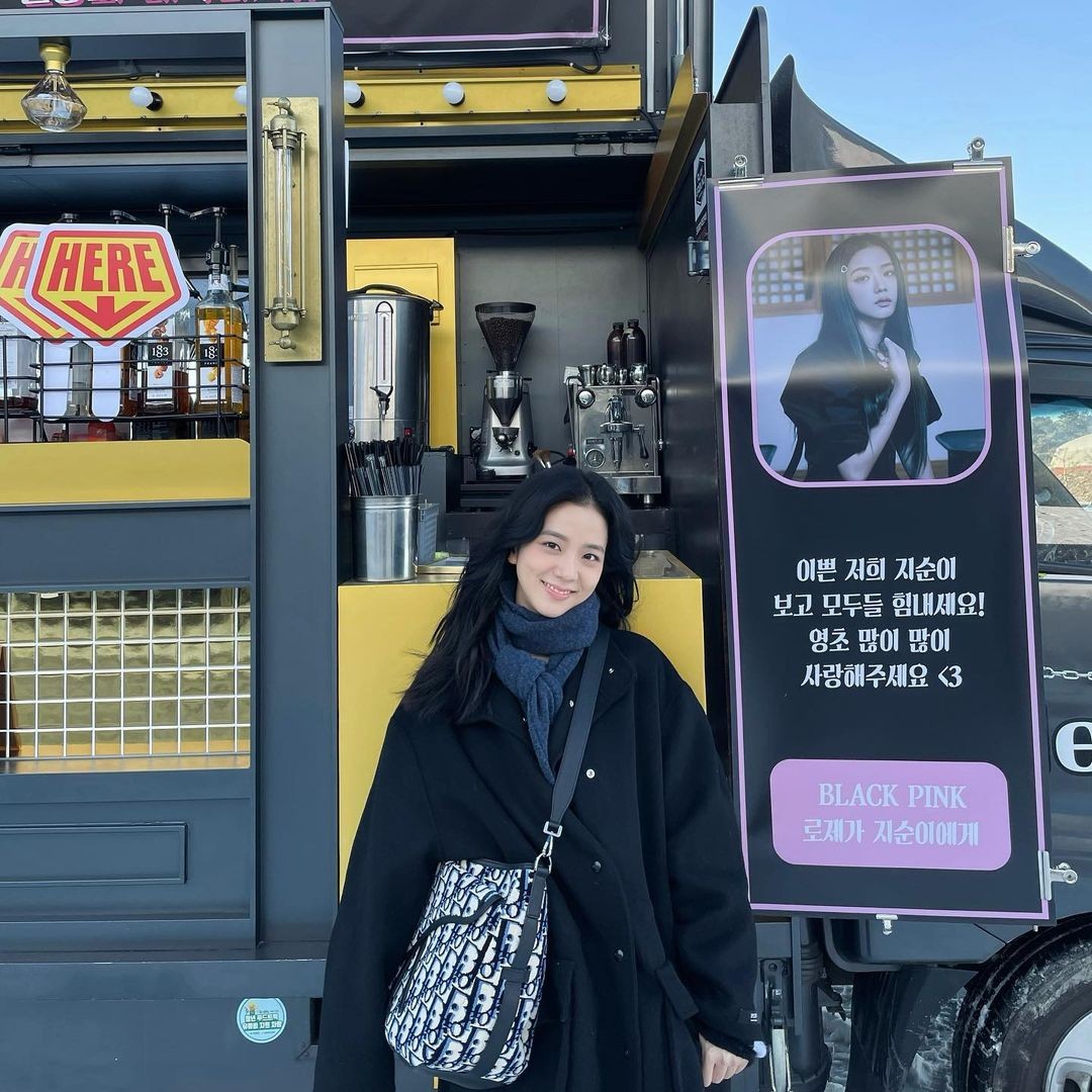 jisoo双肩包图,jisoo背什么包包