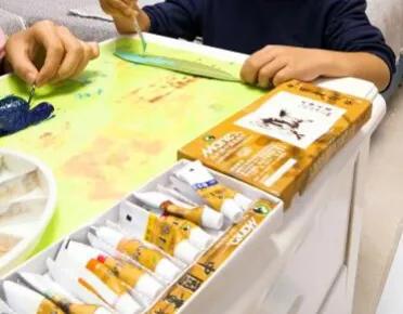 儿童进行树叶拓印过程图片,拓印创意美术9到12岁树叶大型作品