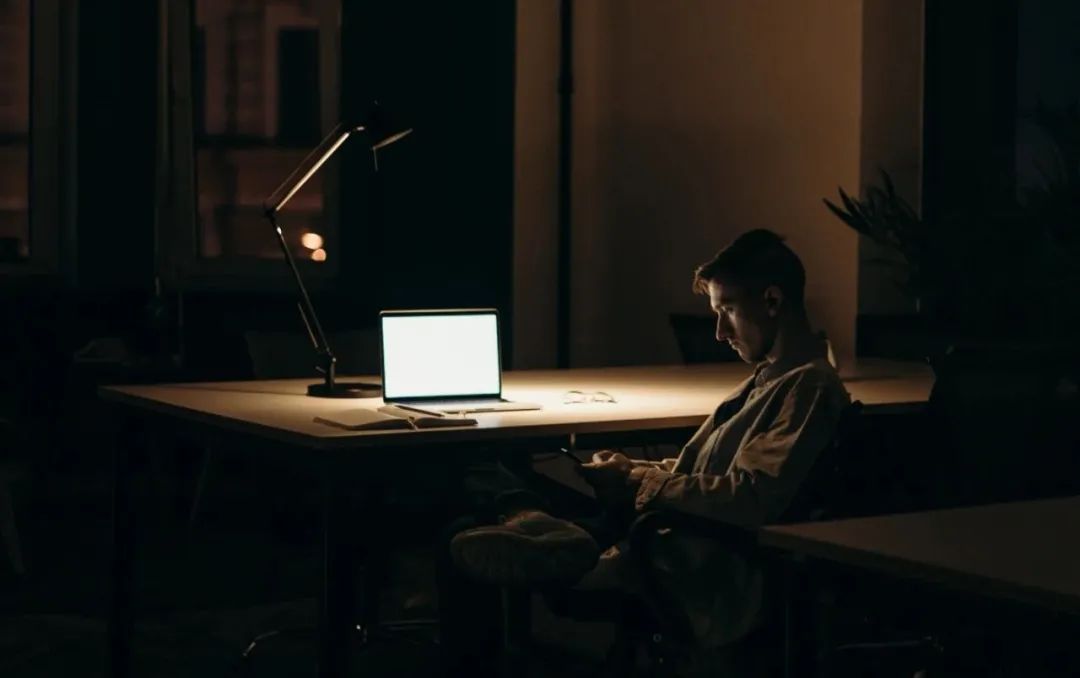 互联网公司一个月不上班,互联网公司不下班都在干嘛呢