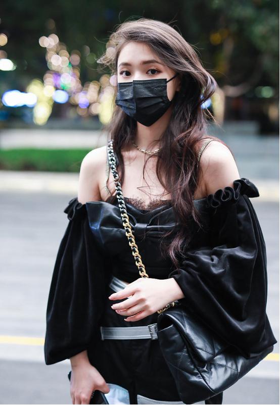 林允衣着清凉大秀香肩小蛮腰,林允最新造型少女感十足