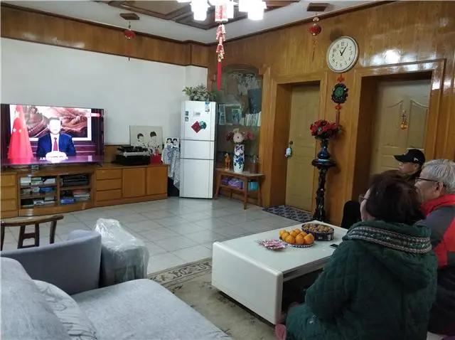 揭秘！76岁荆州老*党**员现身习*平近**主席新年贺词视频