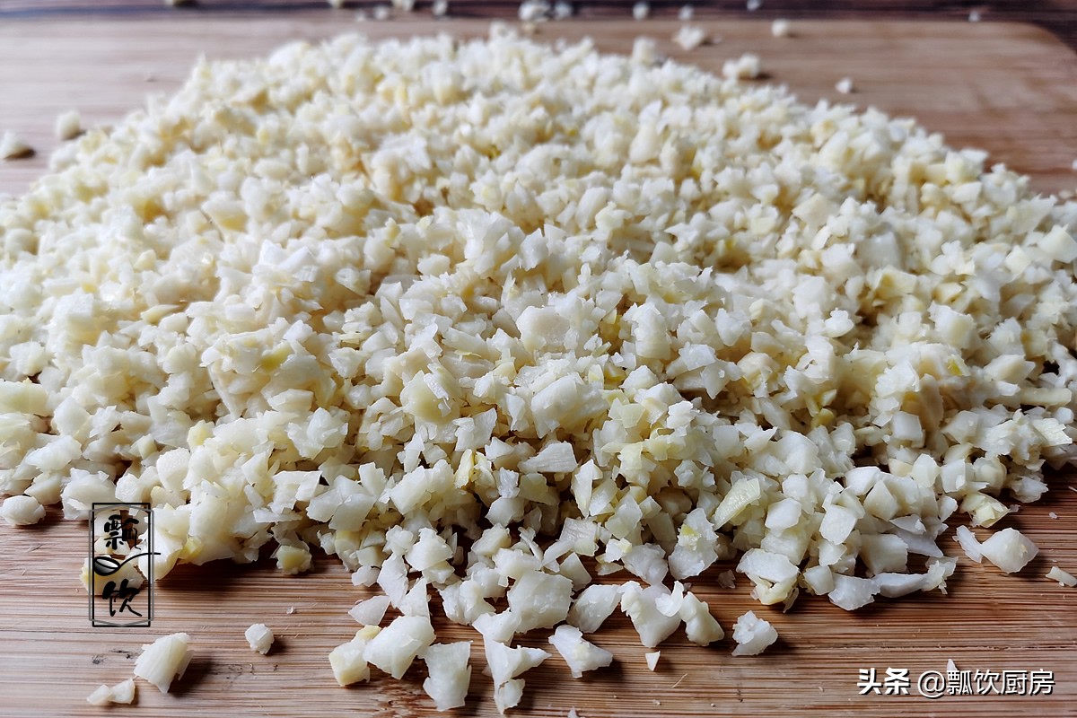 包子这做法，暄软白胖，不塌皮不磁底，放凉了不硬，比买的还暄腾