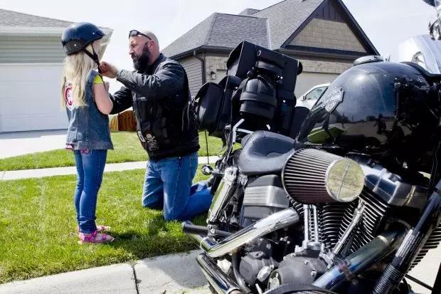 这群花臂壮汉骑哈雷，不收保护费，25年来甘当受欺凌孩子的守护神